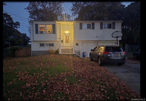 246 Delaware Ave, Bay Shore, NY, 11706-3345 | Card Image