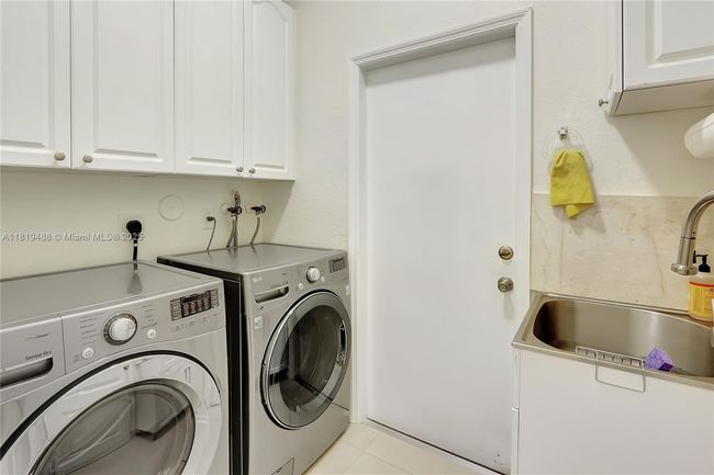 8902 Nw 178 Th Ln, House other with 4 bedrooms, 4 bathrooms and null parking in Hialeah FL | Image 23