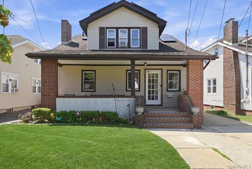 8 Foster Pl, Hempstead, NY, 11550-6406 | Card Image