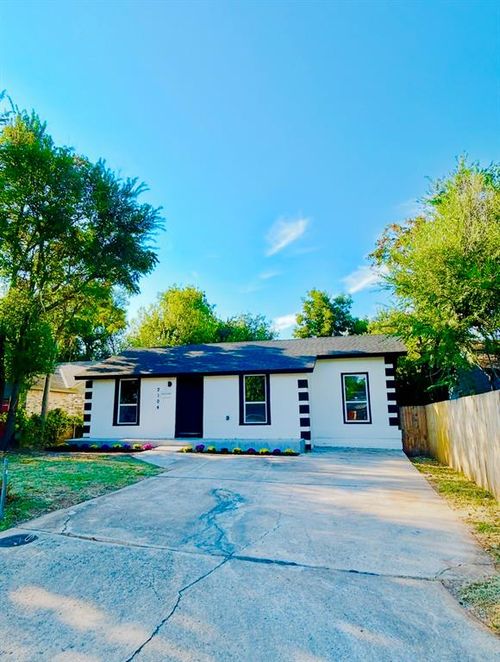 2104 Ne 15th St, Oklahoma City, OK, 73117-4220 | Card Image