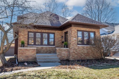 1913 E Beverly Rd, Shorewood, WI, 53211-2504 | Card Image