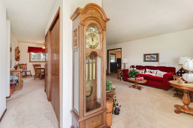 34 Pembrook Cir, House other with 3 bedrooms, 2 bathrooms and 2 parking in Bloomington IL | Image 4
