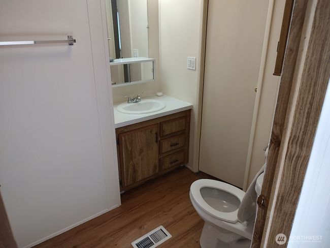 Guest pass through bathroom | Image 33