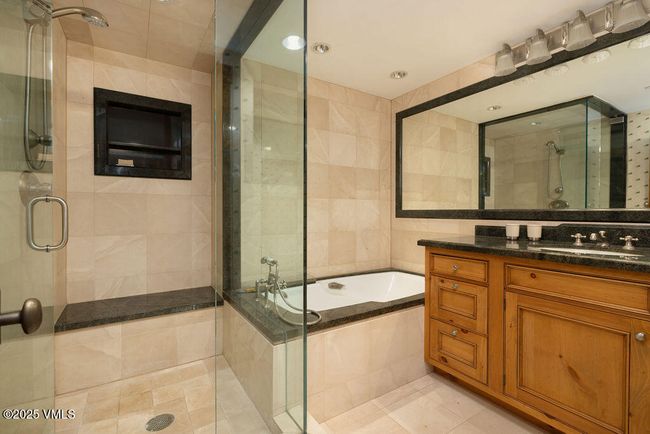 4E - 452 E Lionshead Cir, Condo with 3 bedrooms, 3 bathrooms and 1 parking in Vail CO | Image 7