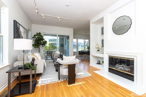 141 Kestrel Court, Brisbane, CA, 94005 | Card Image