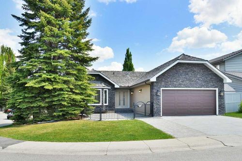 9204 Oakmount Dr Sw, Calgary, AB, T2V4X9 | Card Image