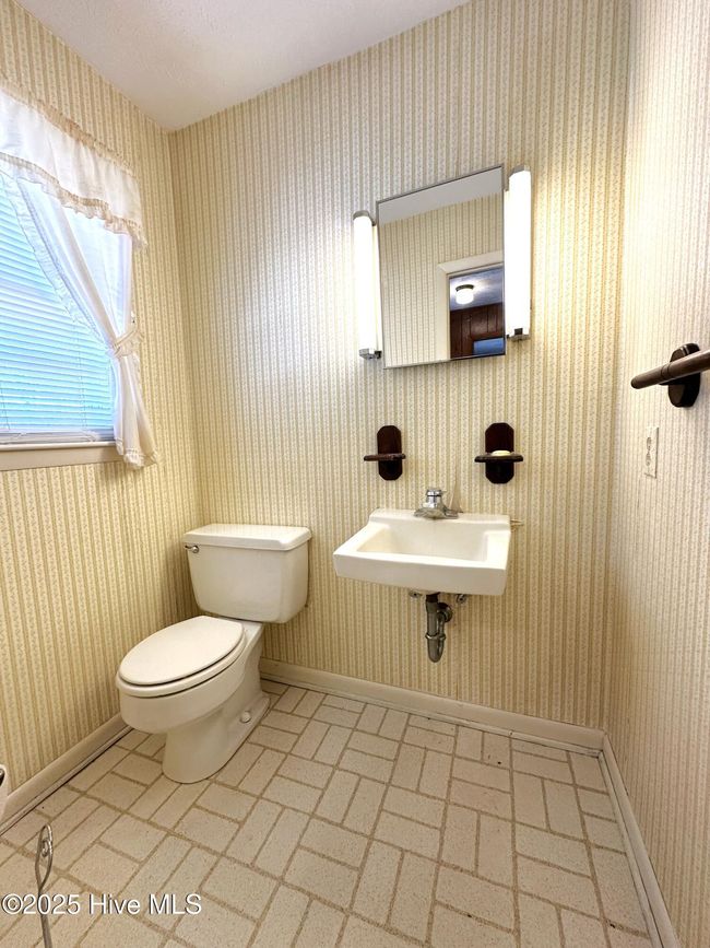 217 Summertree Ct, House other with 3 bedrooms, 3 bathrooms and 1 parking in Clinton NC | Image 9
