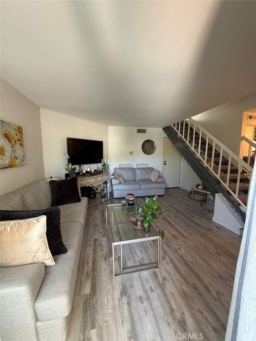 18411 Hatteras St, Tarzana, CA, 91356-1961 | Card Image
