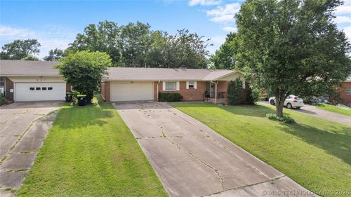 805 Nancy Dr, Ada, OK, 74820-2611 | Card Image