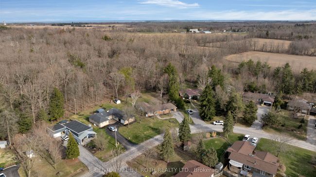 3763 Whitecap Dr, House other with 3 bedrooms, 2 bathrooms and 5 parking in Innisfil ON | Image 44