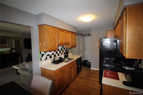 7666 Woodview Dr, Waterford, MI, 48327-4179 | Card Image