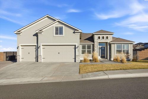 689 Titan Ave, West Richland, WA, 99353-8504 | Card Image