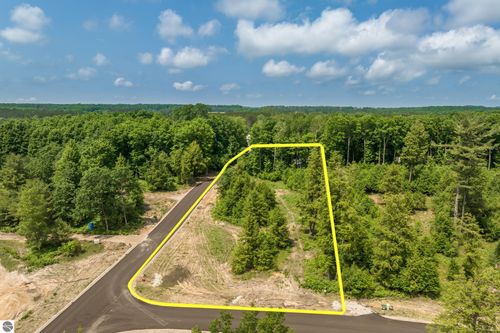 8910 Hemlock Hill Dr, Traverse City, MI, 49685-7939 | Card Image