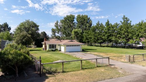 3992 Nw Xavier Ave, Redmond, OR, 97756-9157 | Card Image