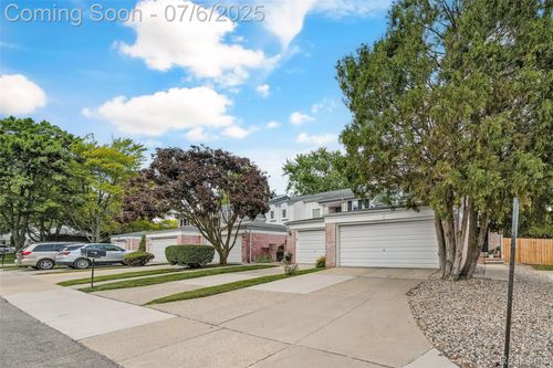 161 Stratford Ln, Rochester Hills, MI, 48309-2013 | Card Image
