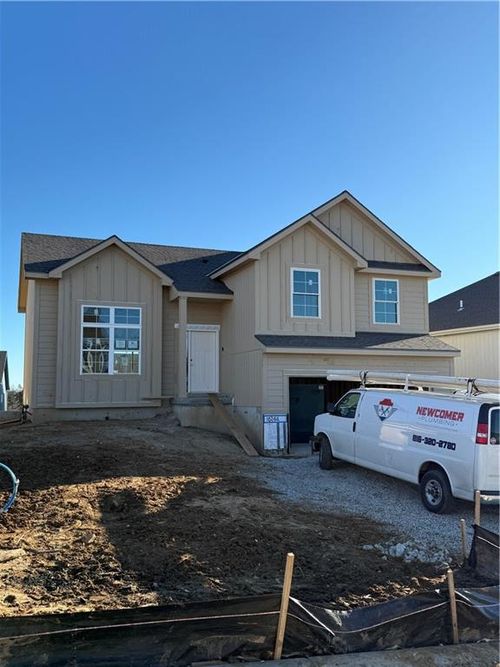 16244 Giorgia St, Parkville, MO, 64152-8773 | Card Image