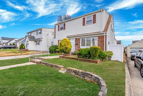 18 Jasper St S, Valley Stream, NY, 11580-2331 | Card Image