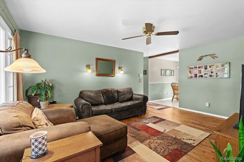 6460 Hogan Rd, Fenton, MI, 48430-9030 | Card Image