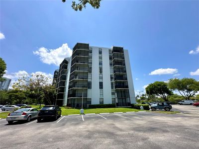 412 - 3475 N Country Club Dr, Condo with 1 bedrooms, 2 bathrooms and null parking in Aventura FL | Image 2