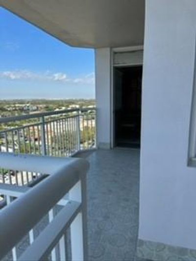 1705 - 18011 Biscayne Blvd, Condo with 2 bedrooms, 2 bathrooms and null parking in Aventura FL | Image 2