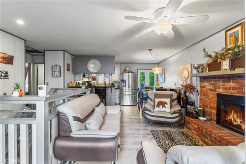 682 Buckingham Sq, Skyforest, CA, 92385-0439 | Card Image