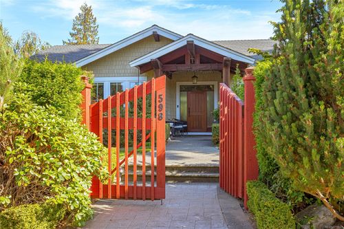 598 Arbutus St, Qualicum Beach, BC, V9K1K6 | Card Image