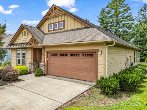 39 Creekwalk Ln, Hendersonville, NC, 28792-8562 | Card Image