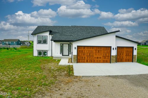 13680 Mulberry Loop Nw, Williston, ND, 58801-9151 | Card Image
