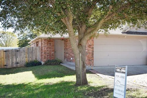 756 Stribling Cir, Azle, TX, 76020-2655 | Card Image