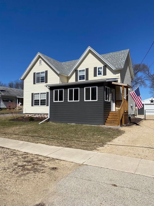 275 E Park St, Montello, WI, 53949-9408 | Card Image