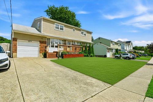 23 Hampshire Dr, Farmingdale, NY, 11735-2121 | Card Image