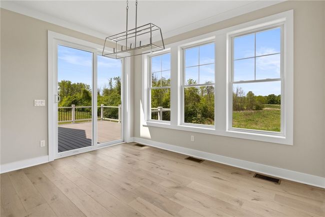 Kitchen dining area | Image 5