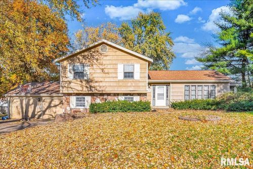 2109 Glenview Dr, Pekin, IL, 61554-5222 | Card Image