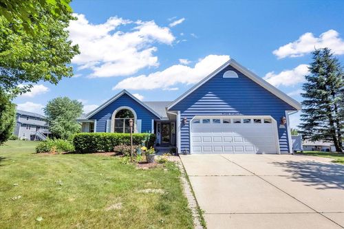 W209N16520 Cairn Ct, Jackson, WI, 53037-9329 | Card Image