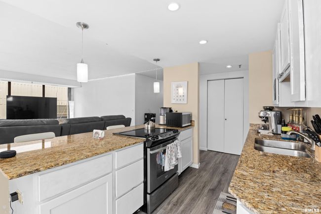 W5W - 125 Sw Jefferson Ave, Condo with 2 bedrooms, 2 bathrooms and null parking in Peoria IL | Image 17
