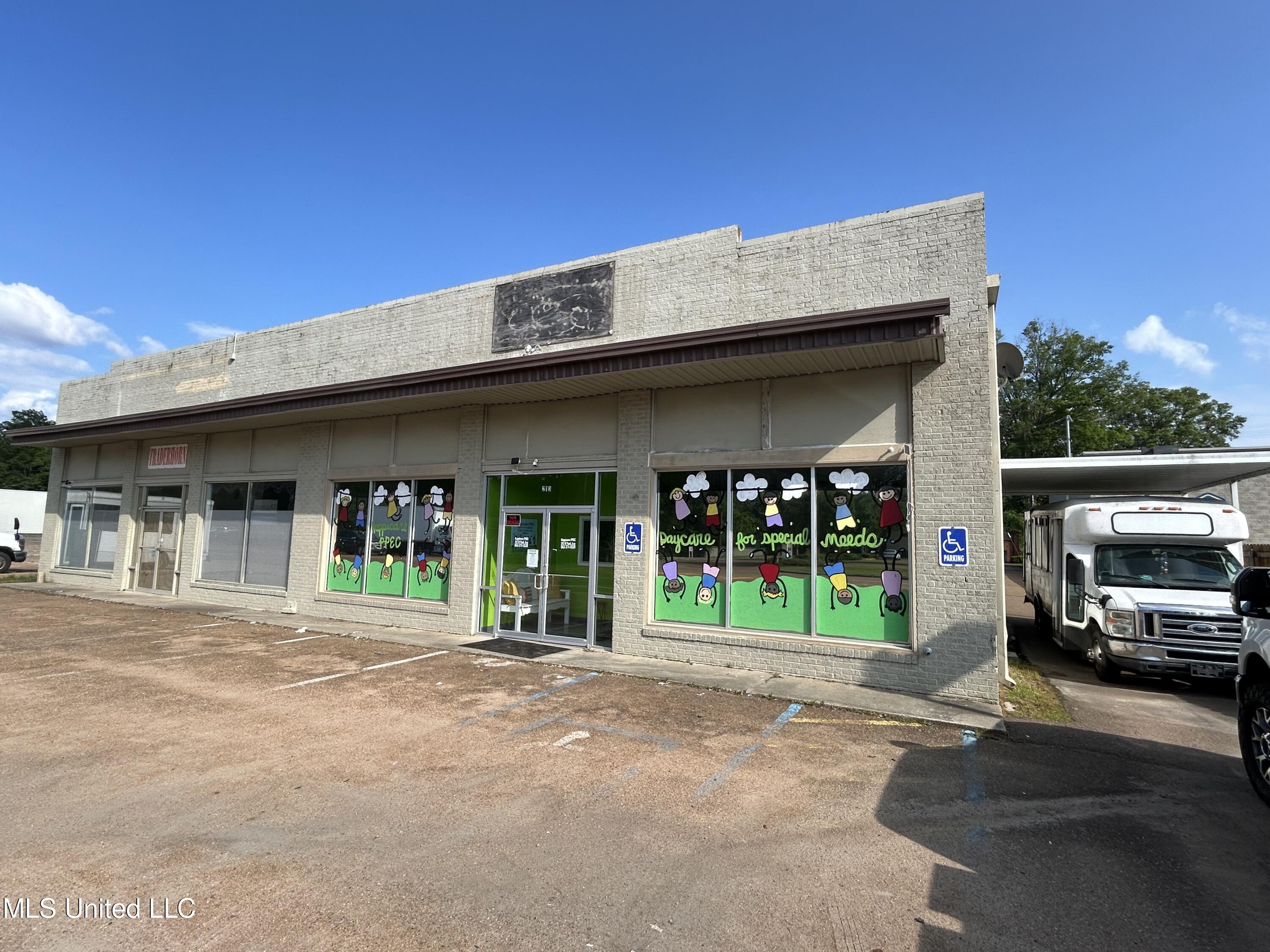 211 W Park Ave, Greenwood, MS 38930
