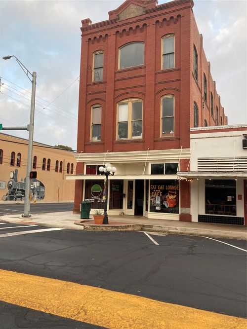 301 Main St, Smithville, TX, 78957-1426 | Card Image