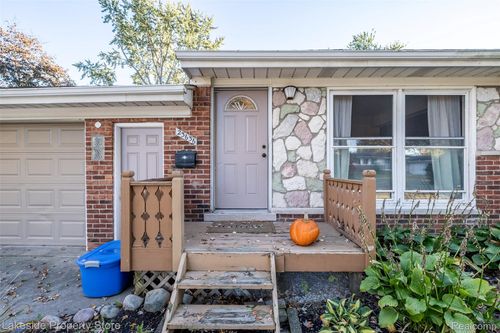 23636 Whitley Dr, Clinton Twp, MI, 48035-4637 | Card Image