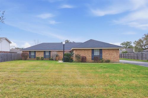 909 Inverery Dr, Lake Charles, LA, 70605-7114 | Card Image