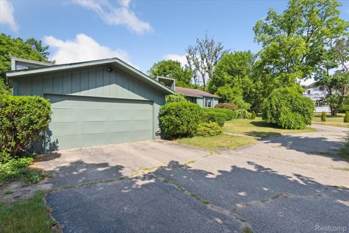 265 Airport Rd, Waterford, MI, 48327-1704 | Card Image