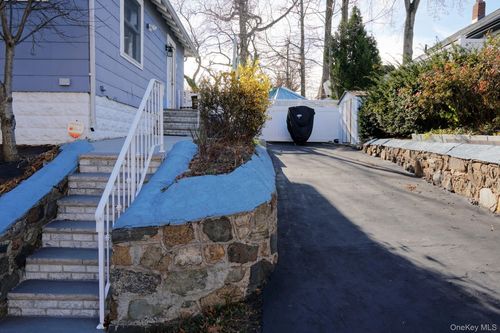 230 Lindenwood Rd, Staten Island, NY, 10308-2717 | Card Image