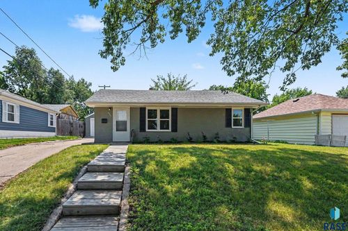 2305 E 11th St Street, Sioux Falls, SD, 57103 | Card Image