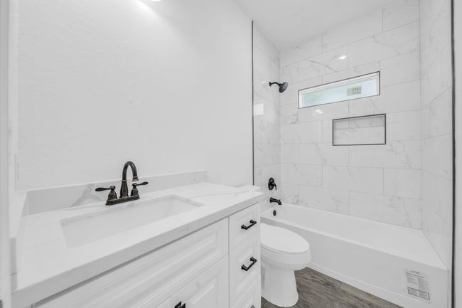 Hallway bathroom | Image 27