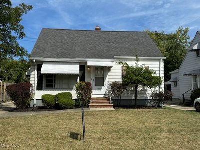 View of front of property featuring a front lawn | Image 1