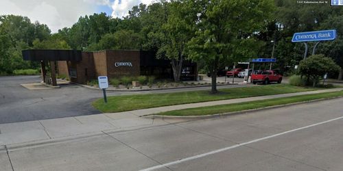5135 Kalamazoo Ave Se, Grand Rapids, MI, 49508-4825 | Card Image