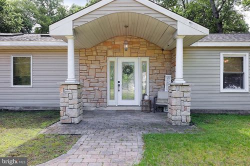 390 E Millstream Rd, CREAM RIDGE, NJ, 08514-2408 | Card Image