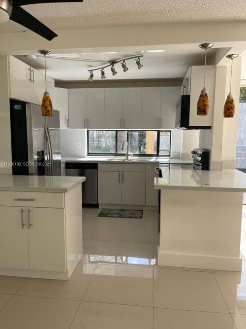 apt-226-17021 N Bay Rd, Sunny Isles Beach, FL, 33160-4204 | Card Image