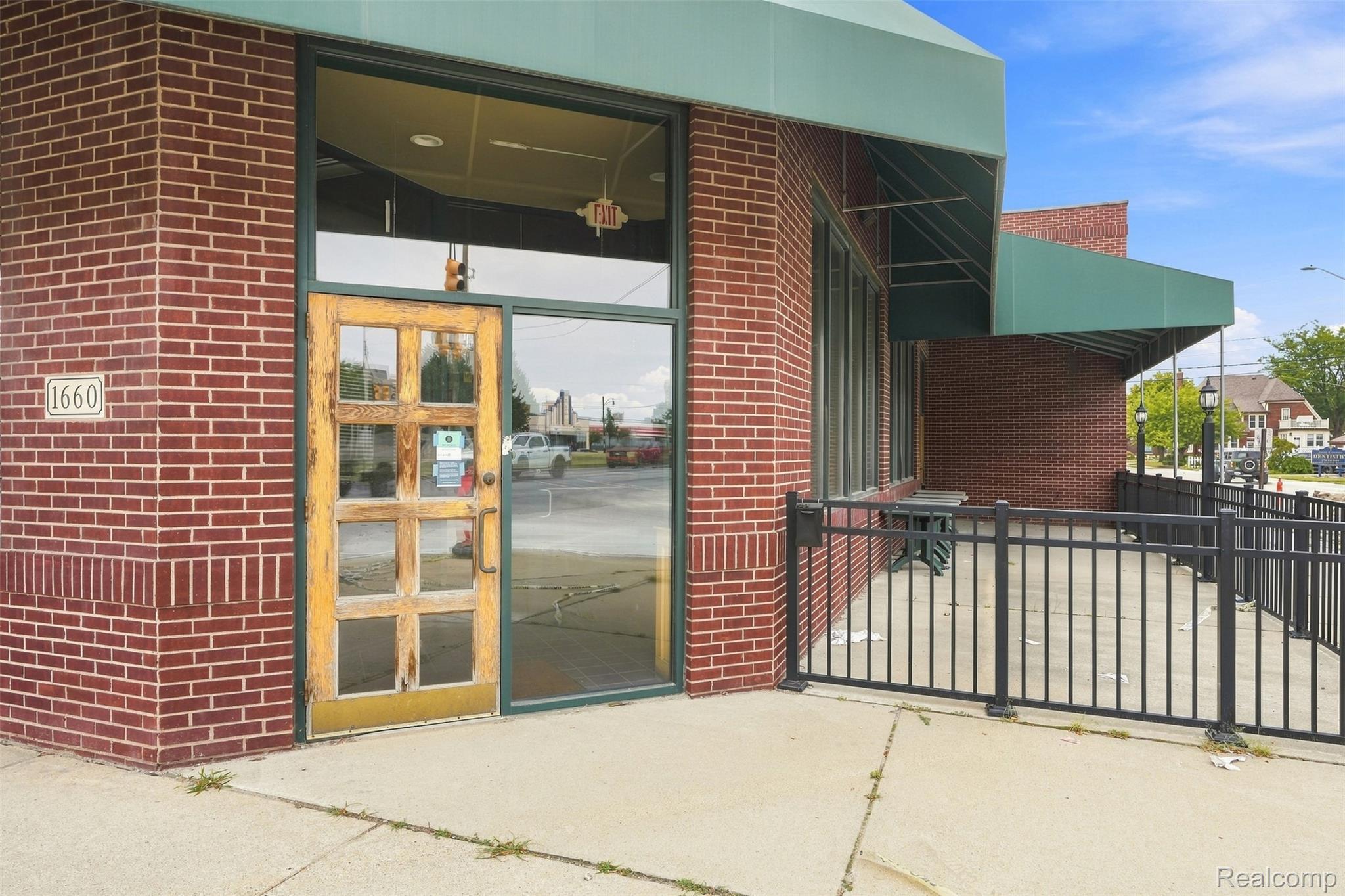 Commercial Lease in Lincoln Park 5