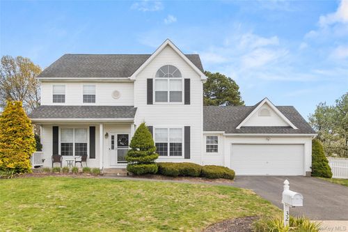 32 Willowbend Ln, Holtsville, NY, 11742-2574 | Card Image