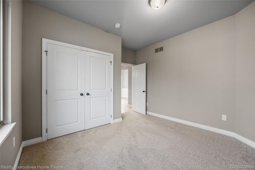 54161 Carrigan Dr, New Baltimore, MI, 48047-5866 | Card Image